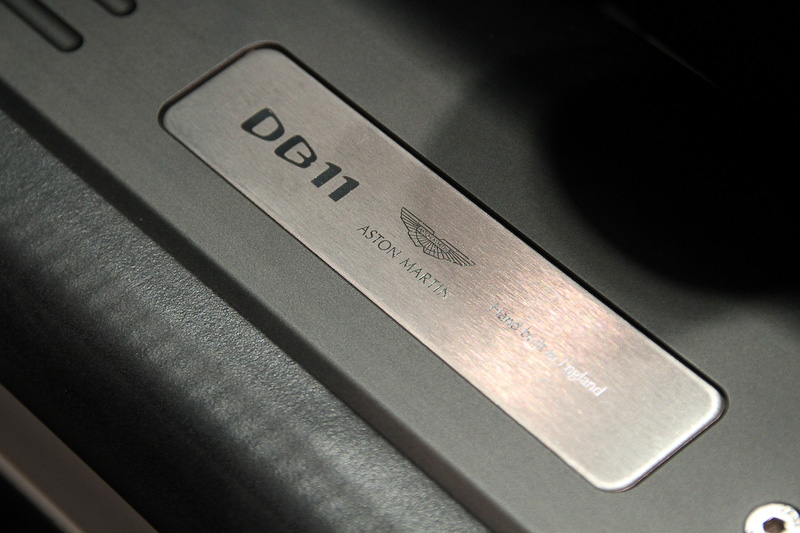 インテリアはメーターなどを含め、V12エンジン搭載モデルとの差異はないとのこと