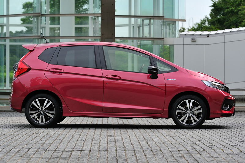 ボディカラーは新色の「ルージュアメジスト・メタリック」