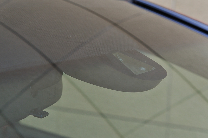 ホンダ センシング搭載車は単眼カメラをフロントウィンドウの中央上部に、ミリ波レーダーをフロントグリルのHマークエンブレム内にセット