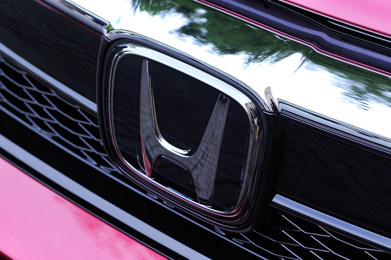 ホンダ センシング搭載車は単眼カメラをフロントウィンドウの中央上部に、ミリ波レーダーをフロントグリルのHマークエンブレム内にセット