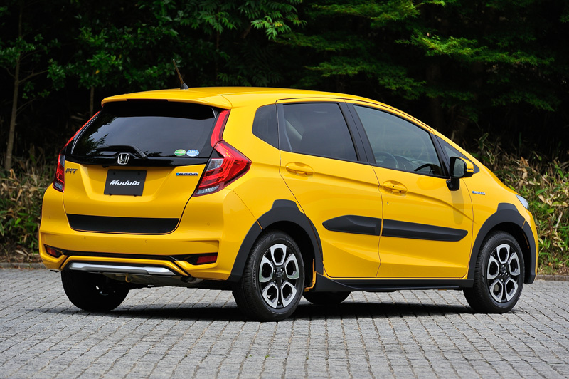 純正アクセサリーの「クロススタイルパッケージ」（ロアガーニッシュ/フロントロアガーニッシュ/リア＋テールゲートデカール＋ボディサイドモール＋ロアガーニッシュ/サイド＋ホイールアーチ）を装着した状態。パッケージ価格は13万8240円。ホイールもホンダアクセス製の「MG-020」を装着。価格は2万4840円/本