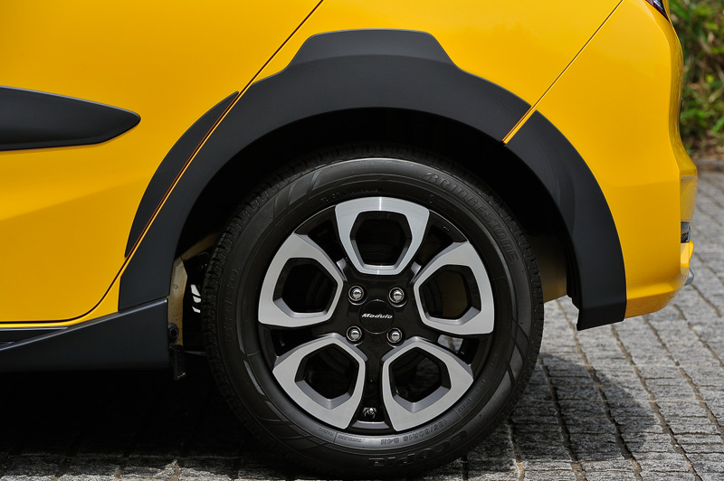 クロススタイルの特徴であるホイールアーチは梨地のブラック。貼り付けは両面テープがメインで、ボディコーティングを施すとテープが付きにくくなるため、装着はボディコーティング前に済ませることを推奨。ホイールアーチはフロント＆リアのセットで3万8880円