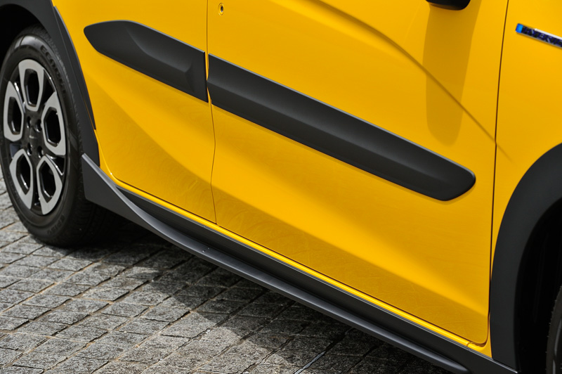 ドアパネルのボディサイドモールは1台分セットで1万9440円。ロアガーニッシュ サイドは4万3200円。13G・Honda SENSINGとRS・Honda SENSINGに装着する場合はサブハーネスが必要になる