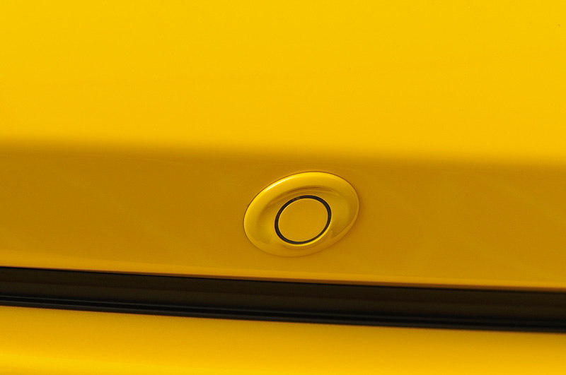 前後のバンパーにセットするパーキングセンサー。4センサータイプと6センサータイプがあり、価格は4センサーが3万7800円。6センサーが4万8600円。メーター内表示のほか、ホンダインターナビ付きならナビ画面にも感知位置を表示する