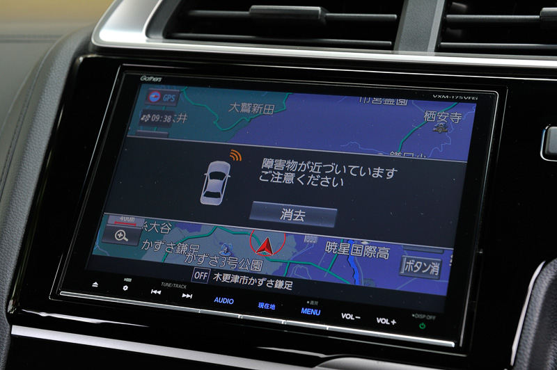 前後のバンパーにセットするパーキングセンサー。4センサータイプと6センサータイプがあり、価格は4センサーが3万7800円。6センサーが4万8600円。メーター内表示のほか、ホンダインターナビ付きならナビ画面にも感知位置を表示する