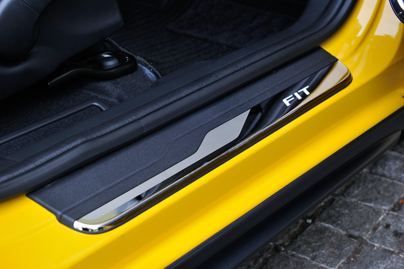 FITのロゴが入るクロームメッキ仕上げのサイドステップガーニッシュ。価格はLEDイルミネーション付が2万7000円、LEDイルミネーション無しが1万6200円