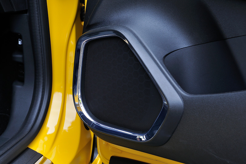 LEDのホワイト光でスピーカーグリルが光るスピーカーイルミネーション。価格は2万1600円。このアイテムに加え、センターコンソールイルミネーション＋フットライトがセットになる「インテリアLEDパッケージ」（4万3200円）もある