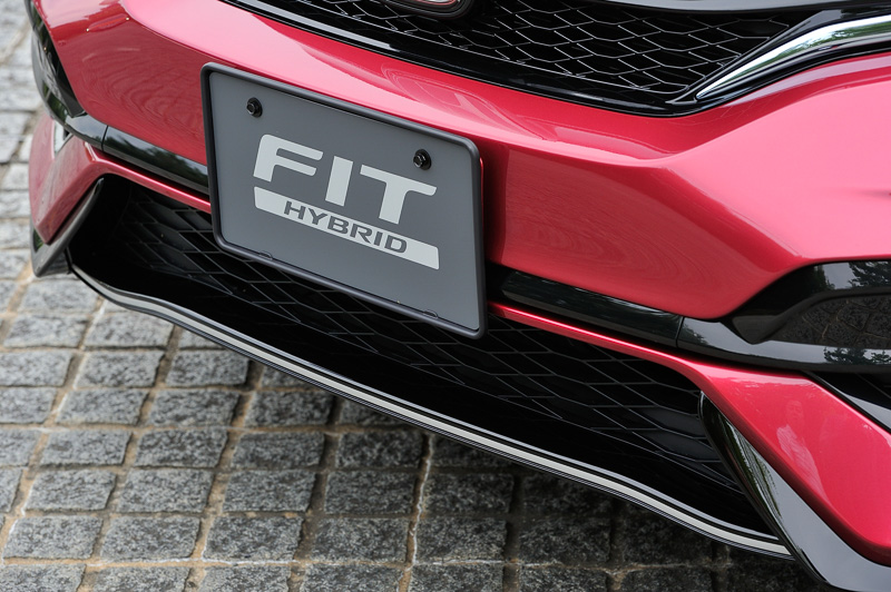 バンパー下部にはHYBRID・S Honda SENSING専用のシルバーアクセントラインが入る