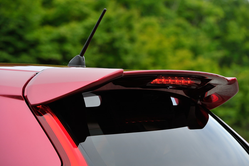 HYBRID・S Honda SENSING、13G・S Honda SENSING、RS Honda SENSINGはブラックドアミラー、サイドシルガーニッシュ、大型テールゲートスポイラーが標準装備になる