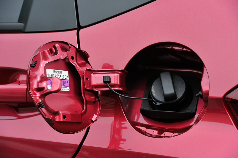 給油口は車両左側にある。燃料は無鉛レギュラーガソリン仕様で、燃料タンク容量は全車40L