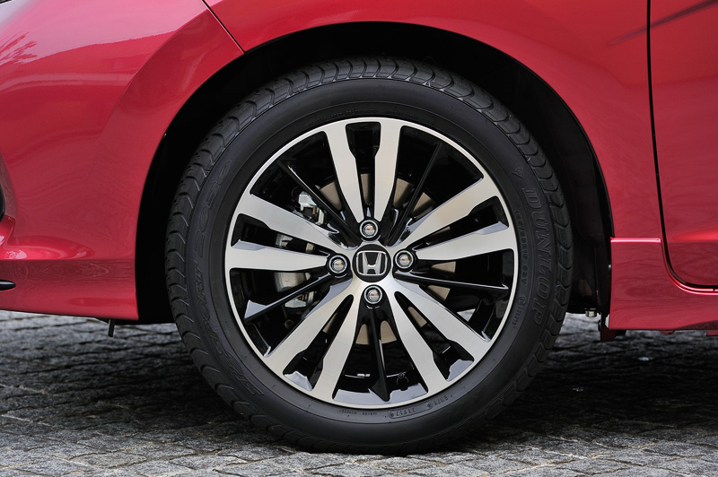 HYBRID・S Honda SENSINGには16インチアルミホイールと185/55 R16サイズのタイヤを組み合わせる