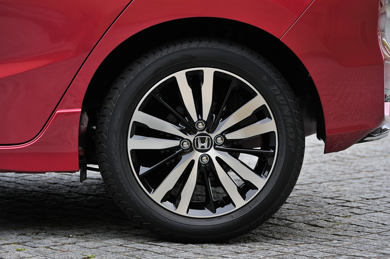 HYBRID・S Honda SENSINGには16インチアルミホイールと185/55 R16サイズのタイヤを組み合わせる