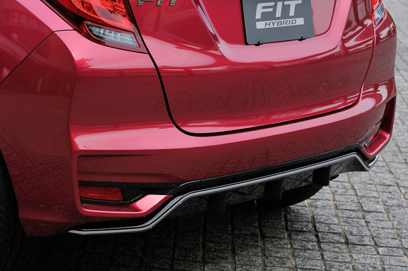 リアバンパーはバンパー下部がディフューザー形状で、フロント同様にシルバーのアクセントラインが入る