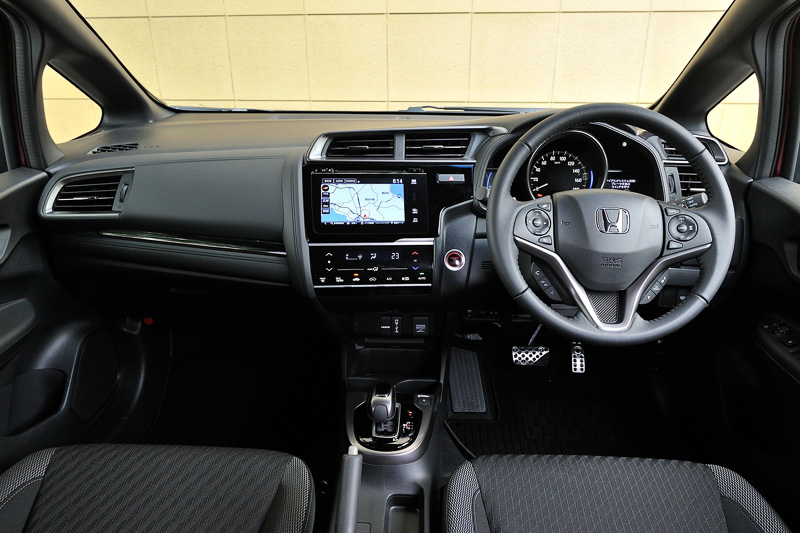 インテリアは黒が基調となる。HYBRID・S Honda SENSINGは上質感や心地よさにこだわったブラックコンビシート＆専用インテリアを採用