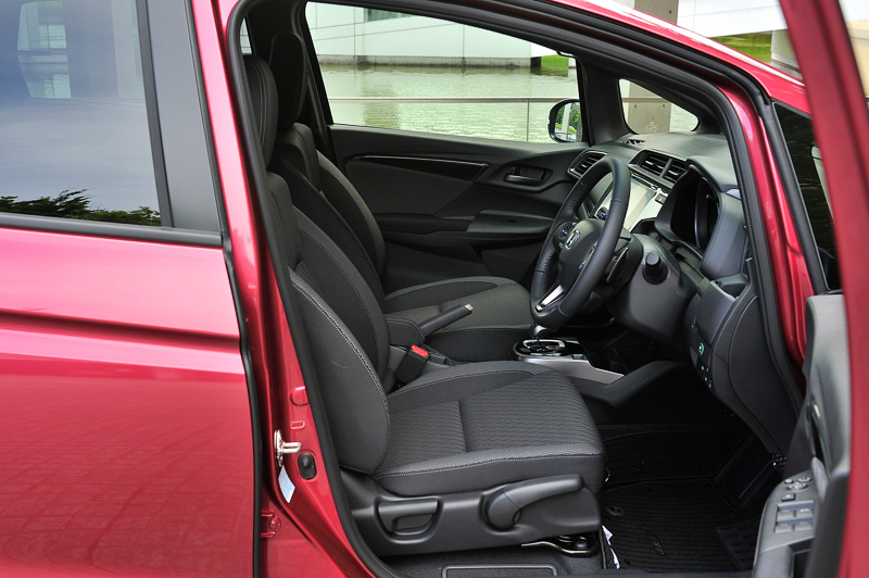 運転席はハイトアジャストが可能。こちらはシート高を最も下にセットし、ステアリングのチルトも最大限下げた状態