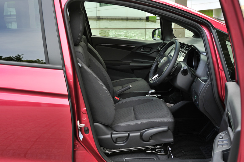 こちらはシート高をいっぱいまで上げ、ステアリングのチルトも上げた状態