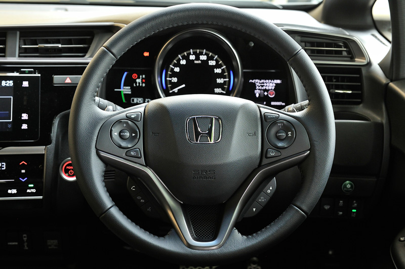 HYBRID・S Honda SENSINGは本革巻きステアリングを装備。HYBRID・L Honda SENSING、1.5XL Honda SENSING、RS Honda SENSINGも本革巻きステアリングとなる