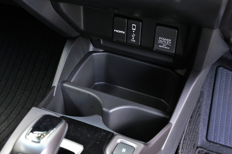 小物入れなどの収納スペース。ドアポケットは運転席、助手席ドアにあり、ボトルホルダーは全ドアに装備。運転席には右手側にドリンクホルダーがある