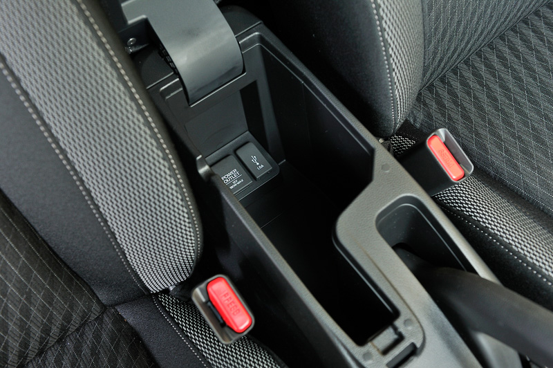 小物入れなどの収納スペース。ドアポケットは運転席、助手席ドアにあり、ボトルホルダーは全ドアに装備。運転席には右手側にドリンクホルダーがある