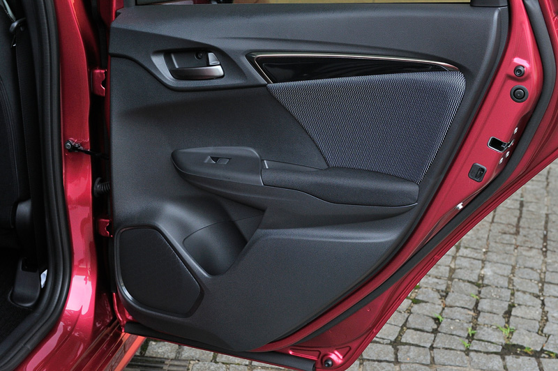 小物入れなどの収納スペース。ドアポケットは運転席、助手席ドアにあり、ボトルホルダーは全ドアに装備。運転席には右手側にドリンクホルダーがある