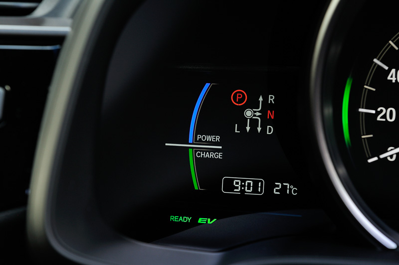 中央にあるスピードメーターの照明色を従来の青色入りから白基調とした。メーター左側はパワーメーター。右側にあるマルチインフォメーションディスプレイにホンダ センシングの設定画面も組み込まれた