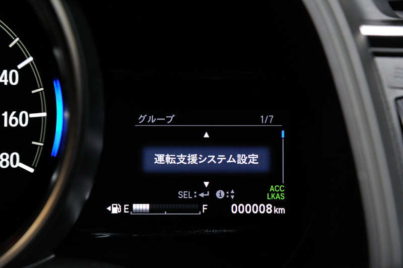 中央にあるスピードメーターの照明色を従来の青色入りから白基調とした。メーター左側はパワーメーター。右側にあるマルチインフォメーションディスプレイにホンダ センシングの設定画面も組み込まれた