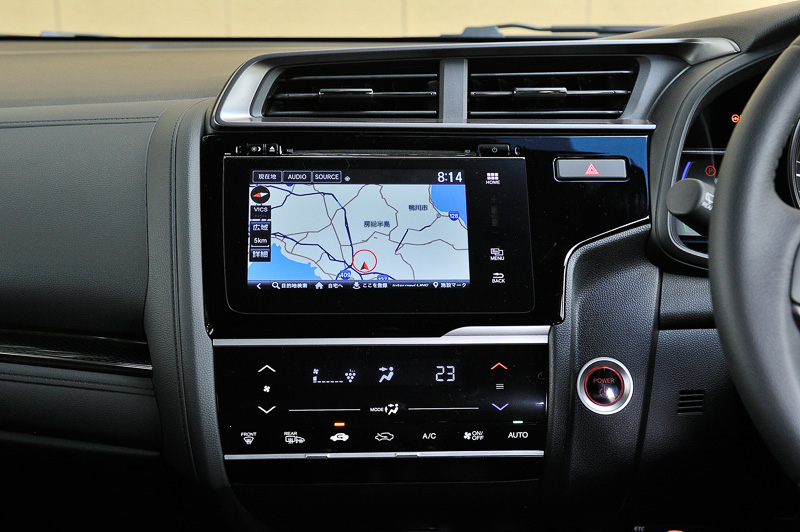 オプション設定のホンダインターナビを装着。Apple CarPlayにも対応しており、iPhoneなどと接続するためのUSB端子はセンターコンソール下側にある