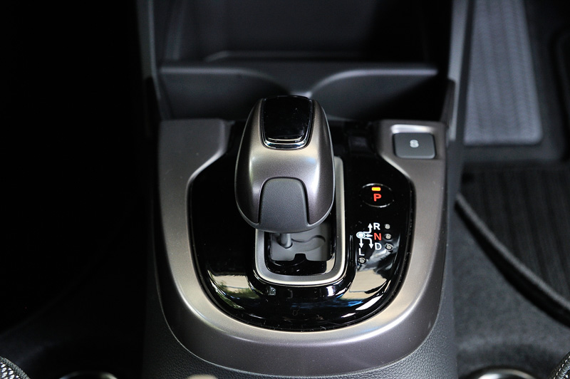 ハイブリッド専用シフトセレクトレバーは、インテリアとのマッチングを重視して落ち着いたダークトーンに変更された