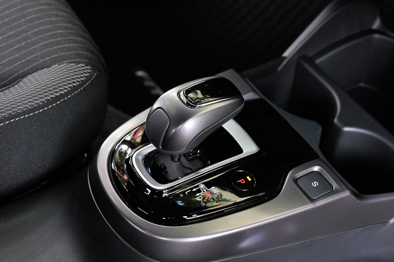 ハイブリッド専用シフトセレクトレバーは、インテリアとのマッチングを重視して落ち着いたダークトーンに変更された