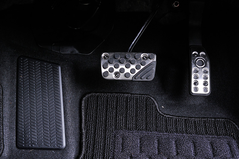 ステンレス調スポーツペダル。フロアマットは床面だけでなく、壁となる部分もカバーする形状