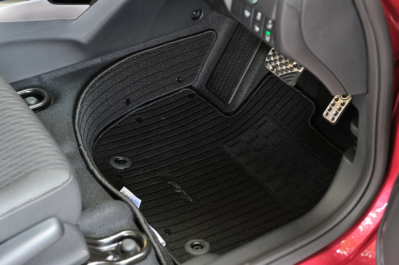 ステンレス調スポーツペダル。フロアマットは床面だけでなく、壁となる部分もカバーする形状