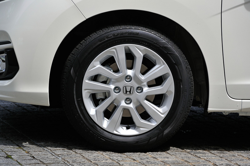 HYBRID・L Honda SENSINGはハイブリッド専用デザインのフルホイールキャップ付きスチールホイールが標準装備。タイヤサイズは185/60 R15。撮影車はオプションの15インチアルミホイールを装着していた