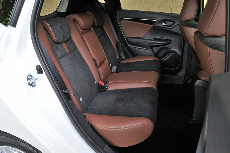 HYBRID・L Honda SENSINGの撮影車は、表皮にウルトラスエードなどを使用するメーカーオプションの「プレミアムブラウン・インテリア」が装備されていた