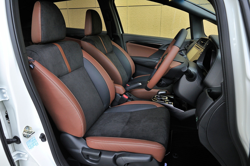 HYBRID・L Honda SENSINGの撮影車は、表皮にウルトラスエードなどを使用するメーカーオプションの「プレミアムブラウン・インテリア」が装備されていた