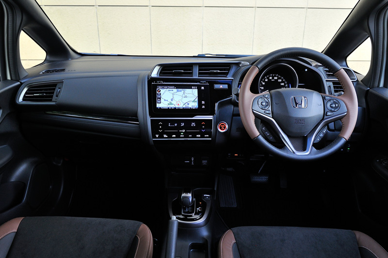 HYBRID・L Honda SENSINGの撮影車は、表皮にウルトラスエードなどを使用するメーカーオプションの「プレミアムブラウン・インテリア」が装備されていた
