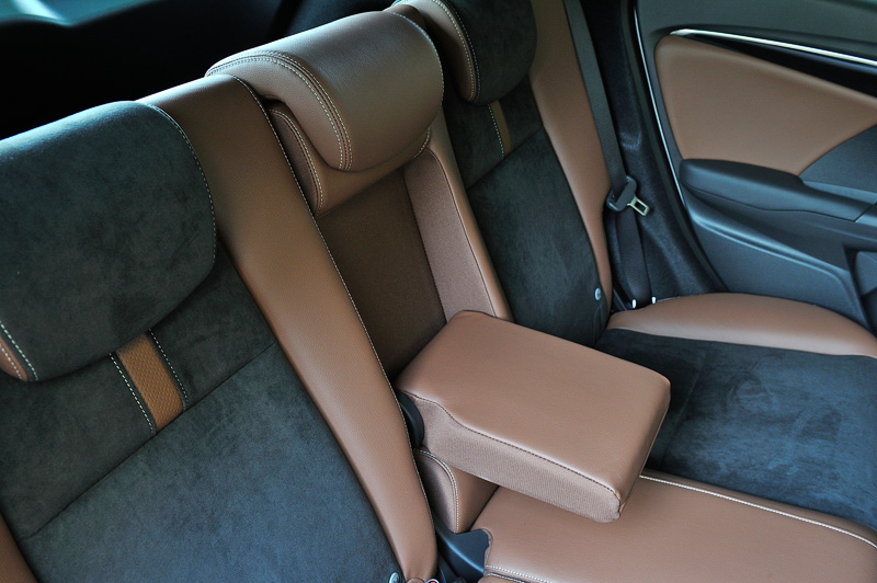 プレミアムブラウン・インテリアの細部。ルームランプは天張に埋め込まれているので天井面がフラット