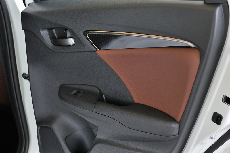 プレミアムブラウン・インテリアの細部。ルームランプは天張に埋め込まれているので天井面がフラット