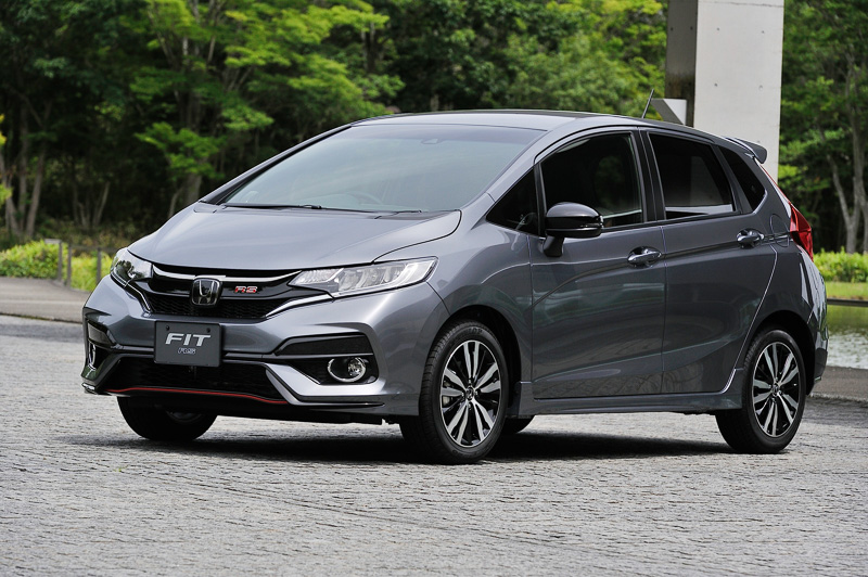 こちらは1.5リッター直噴DOHC i-VTECエンジンを積むスポーティモデルのRS・Honda SENSING。ボディカラーは新採用となった「シャイニンググレー・メタリック」