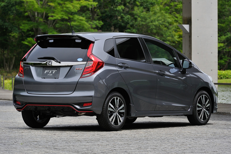 こちらは1.5リッター直噴DOHC i-VTECエンジンを積むスポーティモデルのRS・Honda SENSING。ボディカラーは新採用となった「シャイニンググレー・メタリック」