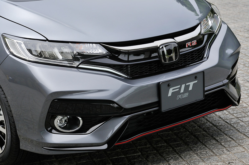 RS・Honda SENSINGもスポーティバンパーを標準採用。バンパー下部にオレンジのアクセントラインが入る