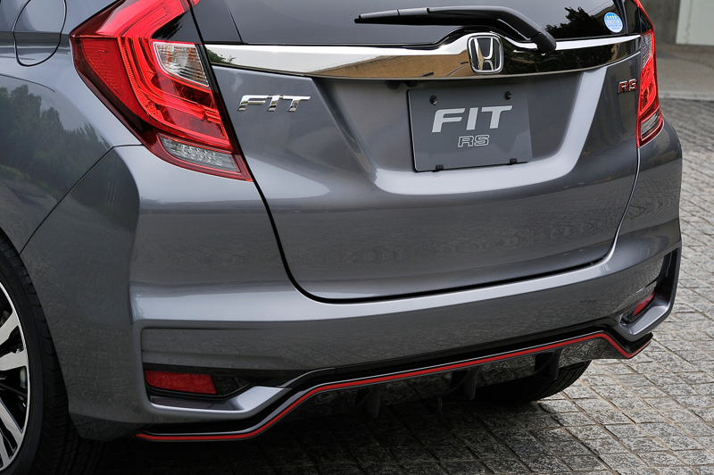 RS・Honda SENSINGもスポーティバンパーを標準採用。バンパー下部にオレンジのアクセントラインが入る