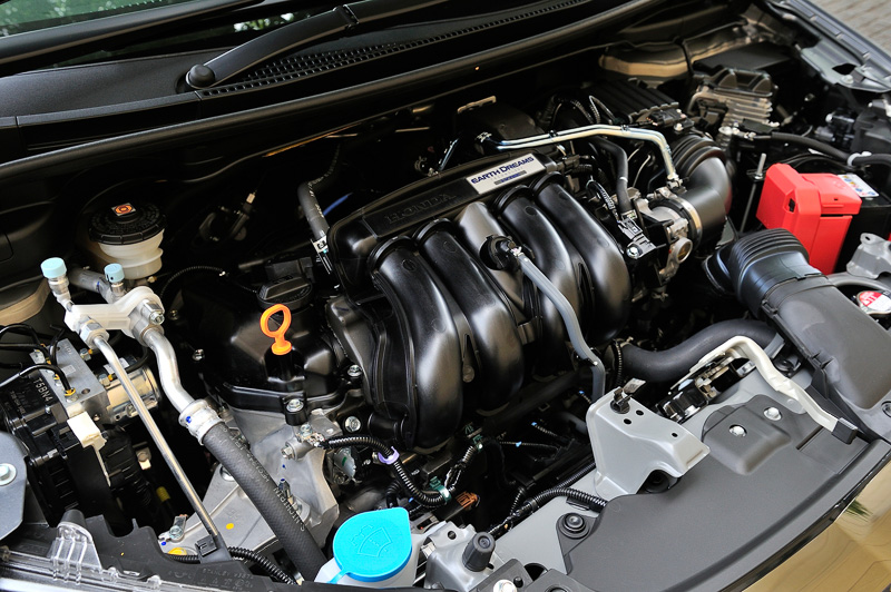 1.5リッター直噴DOHC i-VTECエンジン。最高出力が97kW（132PS）/6600rpm。最大トルクが155Nm（15.8kgm）/4600rpm