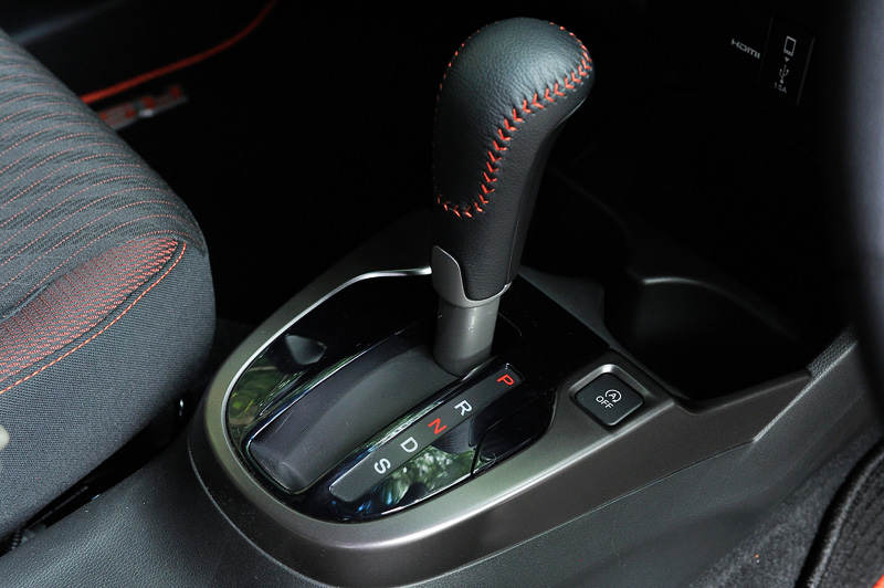 トランスミッションは6速MT（中央）と7速モード付きCVT（右）