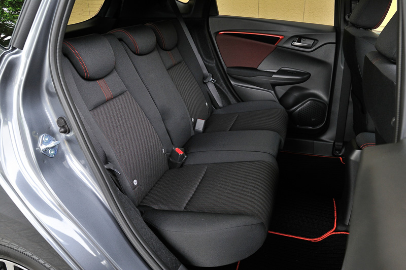 RS・Honda SENSINGのインテリア。シートは配色が専用となるが、シート形状はほかのグレードと同じ