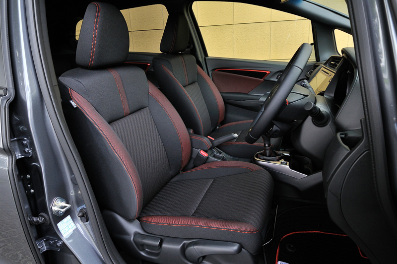 RS・Honda SENSINGのインテリア。シートは配色が専用となるが、シート形状はほかのグレードと同じ