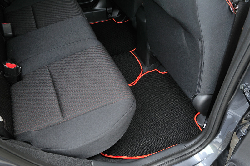 ドアトリムやフロアマットなどにイメージカラーのオレンジラインが入る