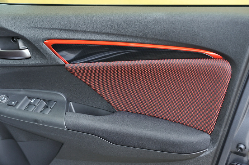 ドアトリムやフロアマットなどにイメージカラーのオレンジラインが入る