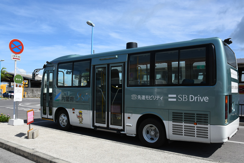 石垣港離島ターミナル前に止まる自動運転バス