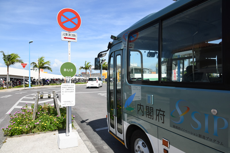 バス停の表示。仮設なのでシンプル