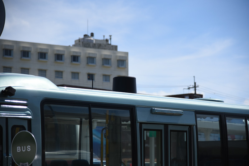 バス上部にはGPSアンテナ。不要反射波の影響を避けるため、南城市の実験に比べ、覆いが付けられている